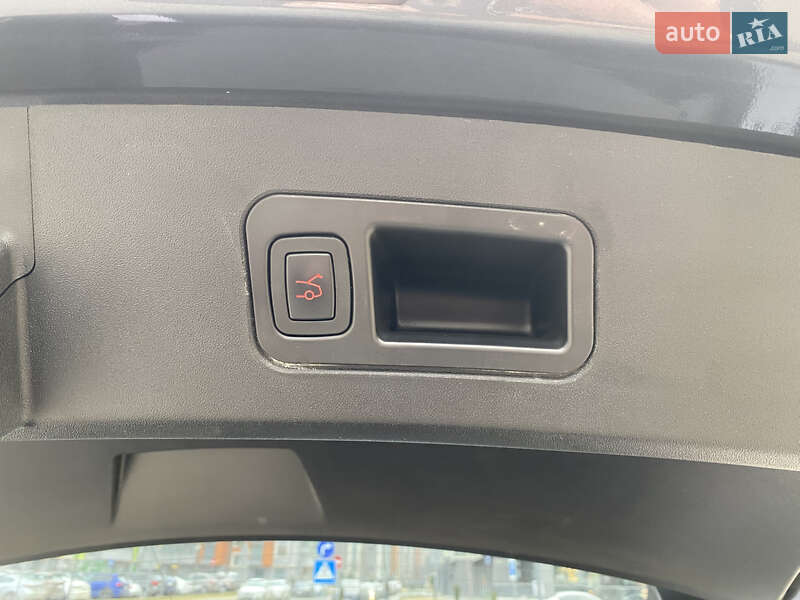 Ліфтбек Tesla Model S 2017 в Львові