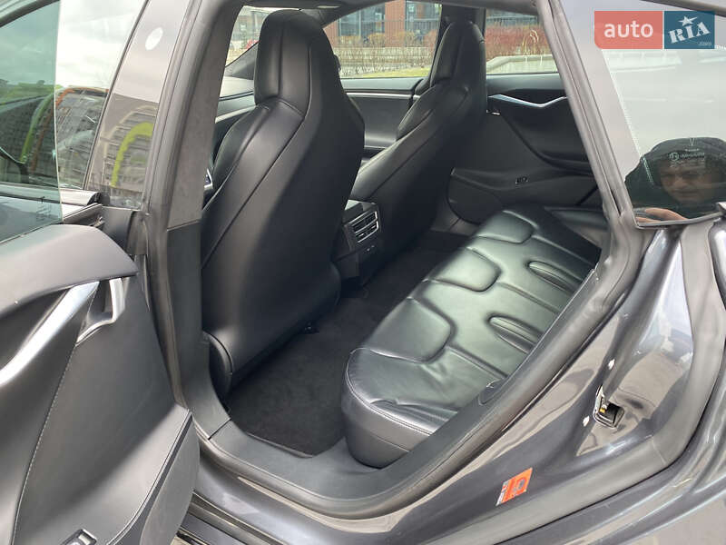 Лифтбек Tesla Model S 2017 в Львове