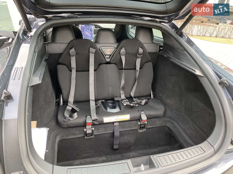 Ліфтбек Tesla Model S 2017 в Львові