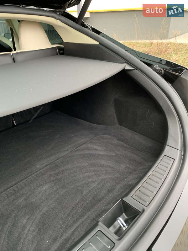 Ліфтбек Tesla Model S 2019 в Львові