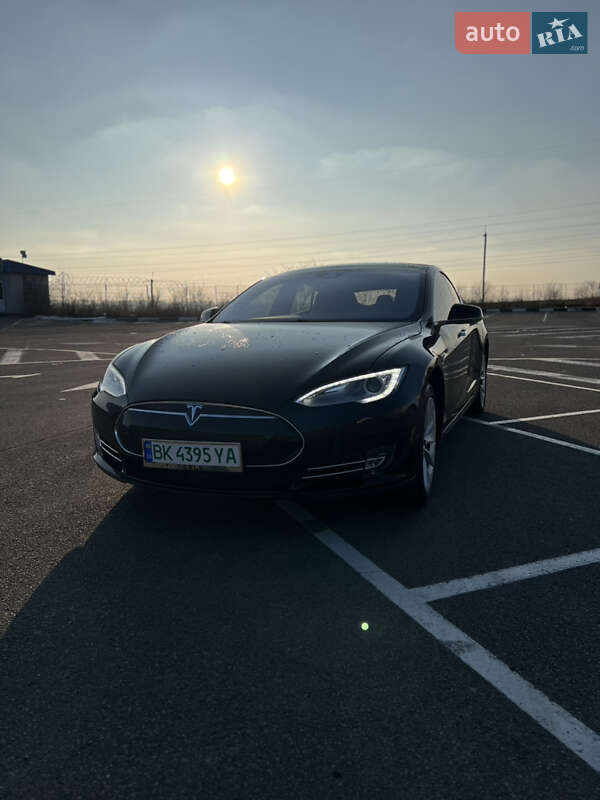 Ліфтбек Tesla Model S 2015 в Рівному