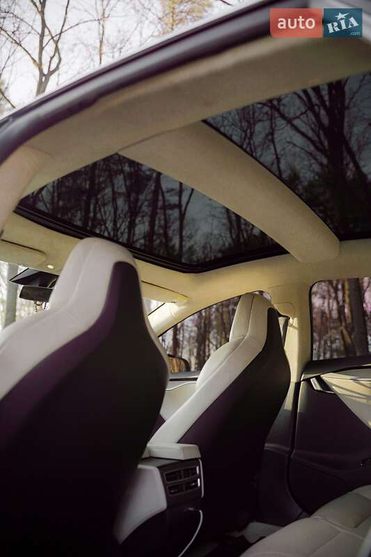 Лифтбек Tesla Model S 2017 в Львове