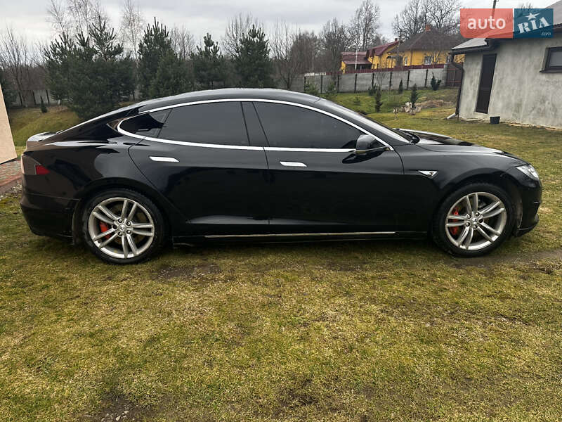 Лифтбек Tesla Model S 2013 в 