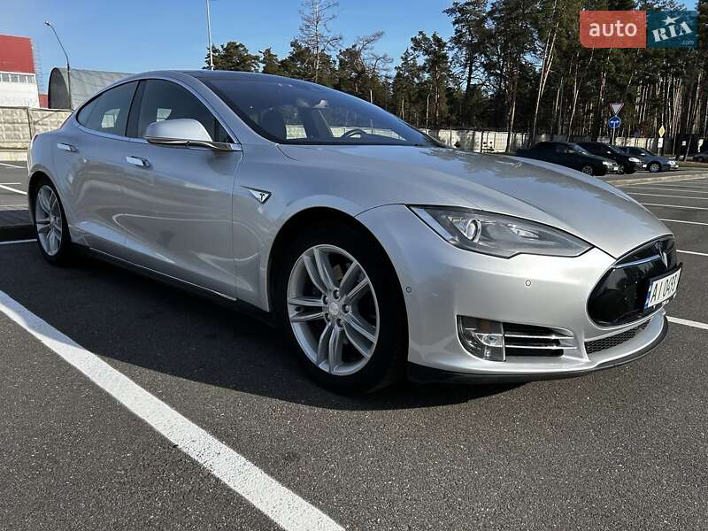 Лифтбек Tesla Model S 2015 в Ровно