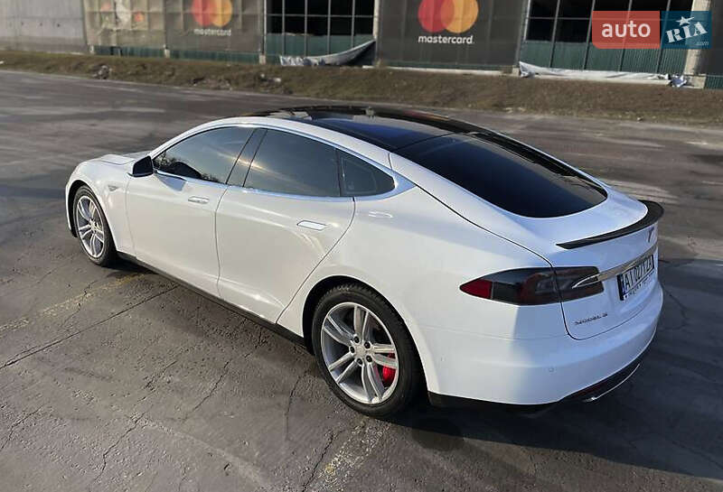 Лифтбек Tesla Model S 2015 в Луцке