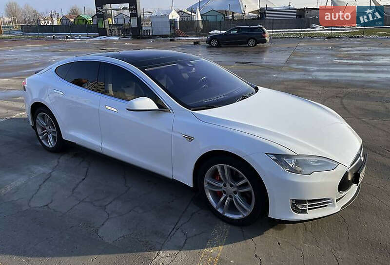 Лифтбек Tesla Model S 2015 в Луцке