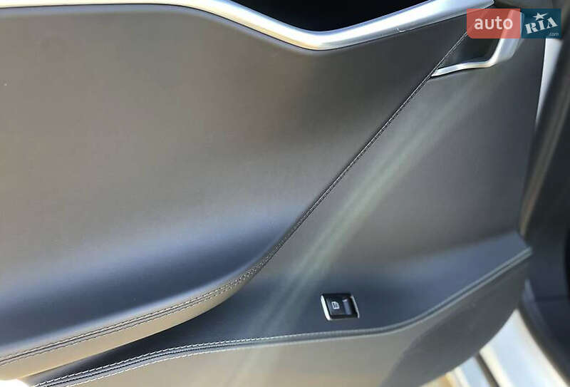 Лифтбек Tesla Model S 2015 в Луцке