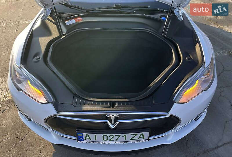 Лифтбек Tesla Model S 2015 в Луцке
