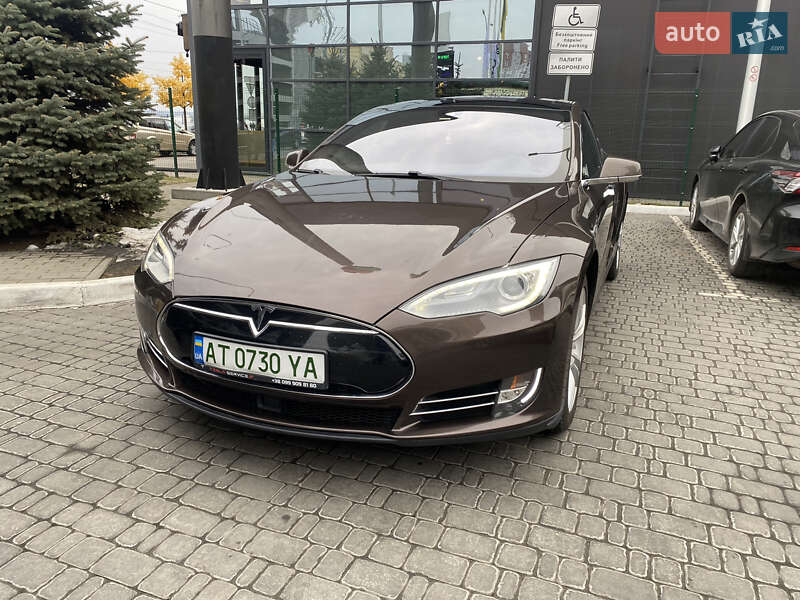 Лифтбек Tesla Model S 2015 в Киеве