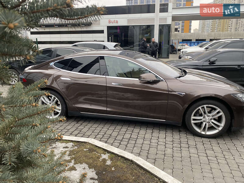 Лифтбек Tesla Model S 2015 в Киеве