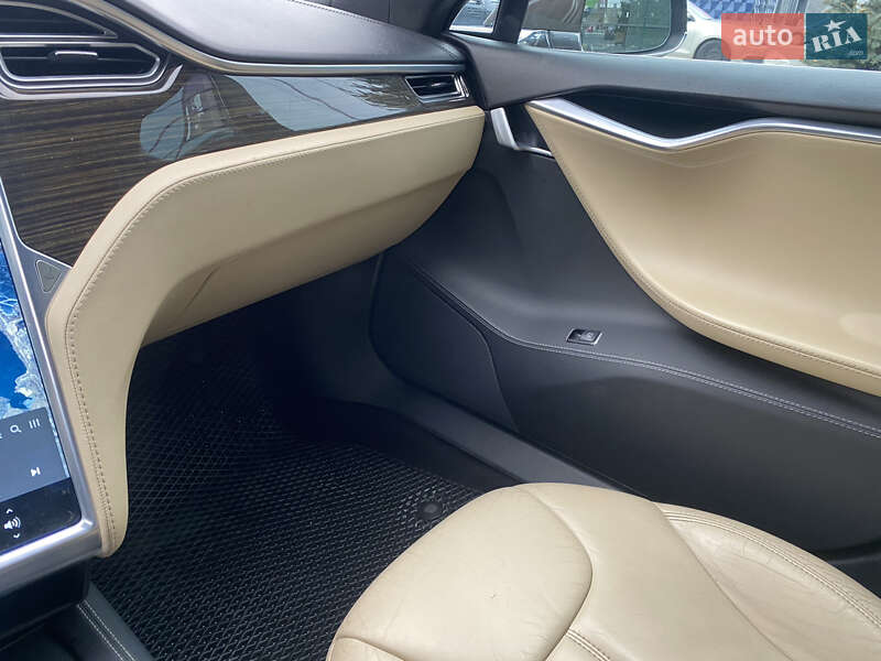 Лифтбек Tesla Model S 2015 в Киеве