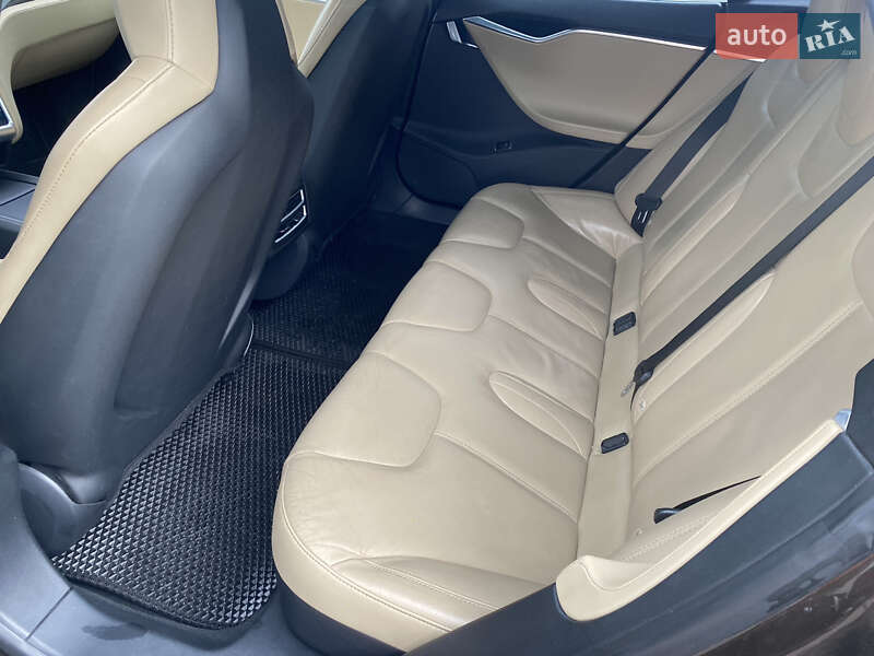 Лифтбек Tesla Model S 2015 в Киеве
