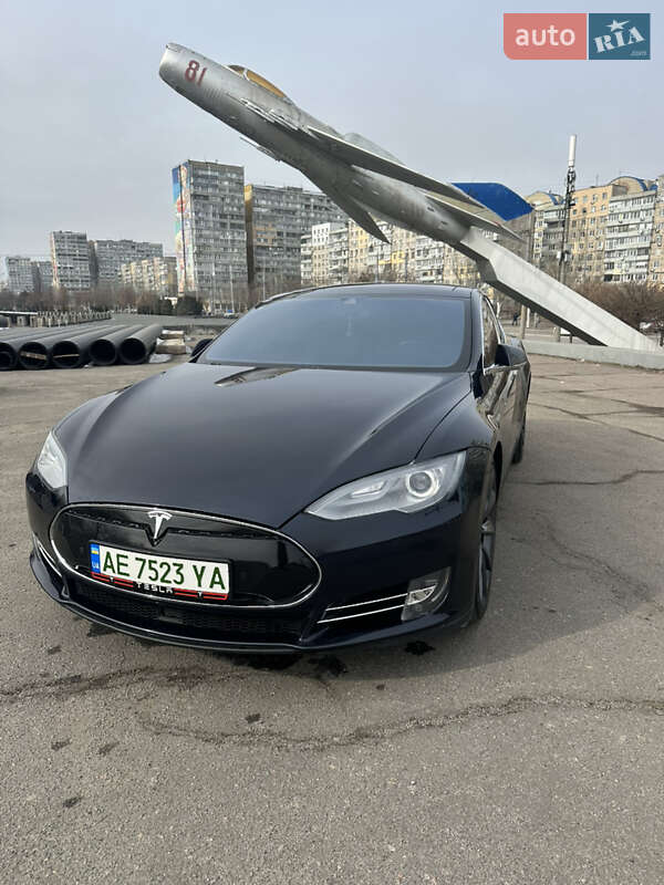 Ліфтбек Tesla Model S 2015 в Дніпрі