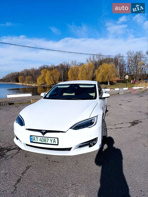 Лифтбек Tesla Model S 2016 в Ивано-Франковске