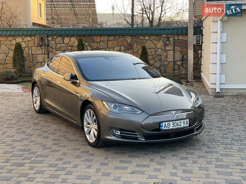 Ліфтбек Tesla Model S 2015 в Вінниці