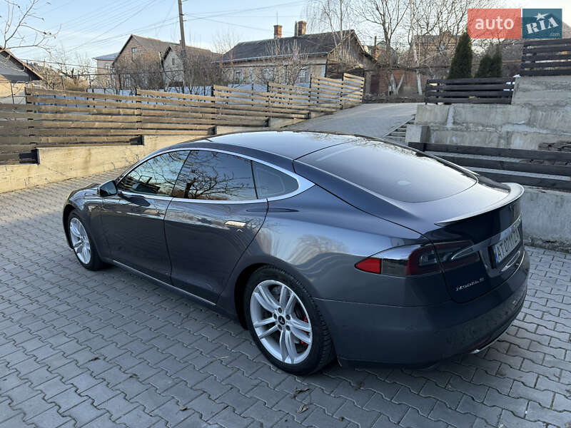 Лифтбек Tesla Model S 2015 в Черновцах