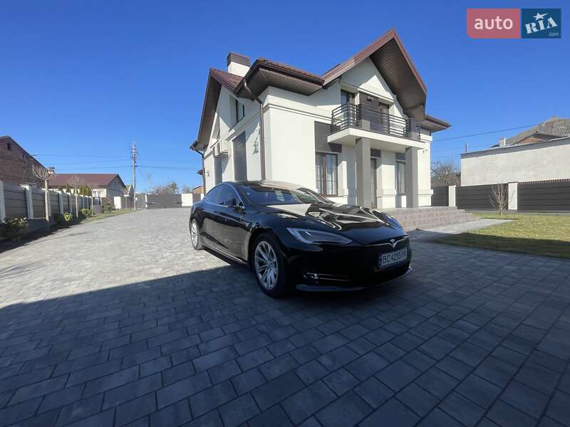 Лифтбек Tesla Model S 2018 в Львове