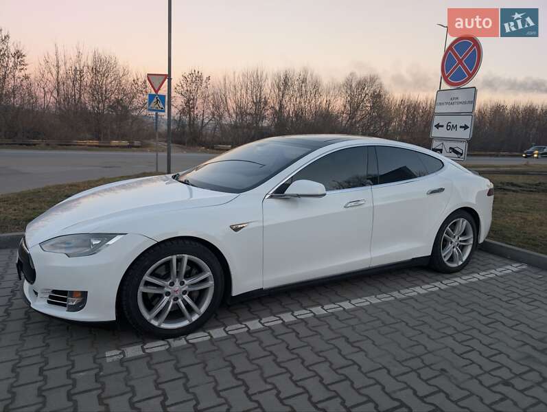 Лифтбек Tesla Model S 2013 в Черновцах