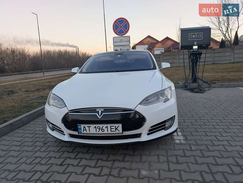 Лифтбек Tesla Model S 2013 в Черновцах