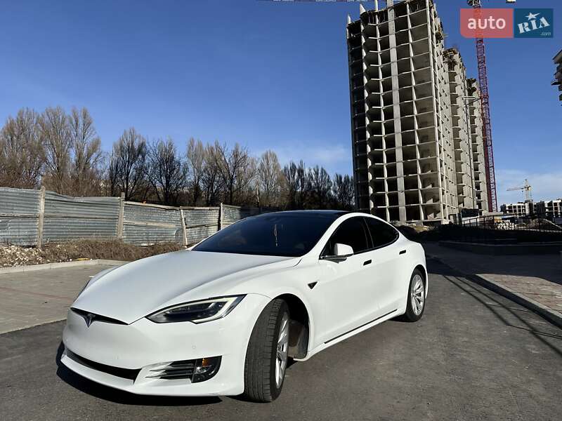 Ліфтбек Tesla Model S 2016 в Тернополі
