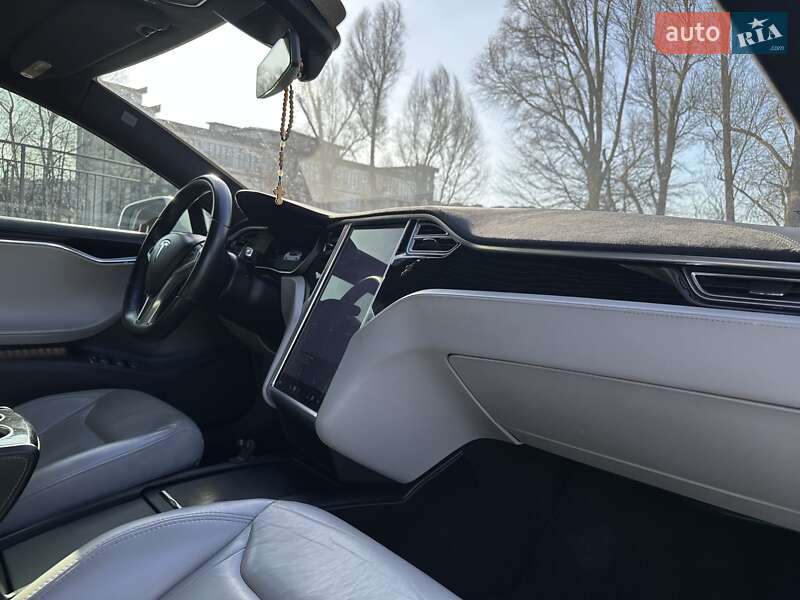 Ліфтбек Tesla Model S 2016 в Тернополі