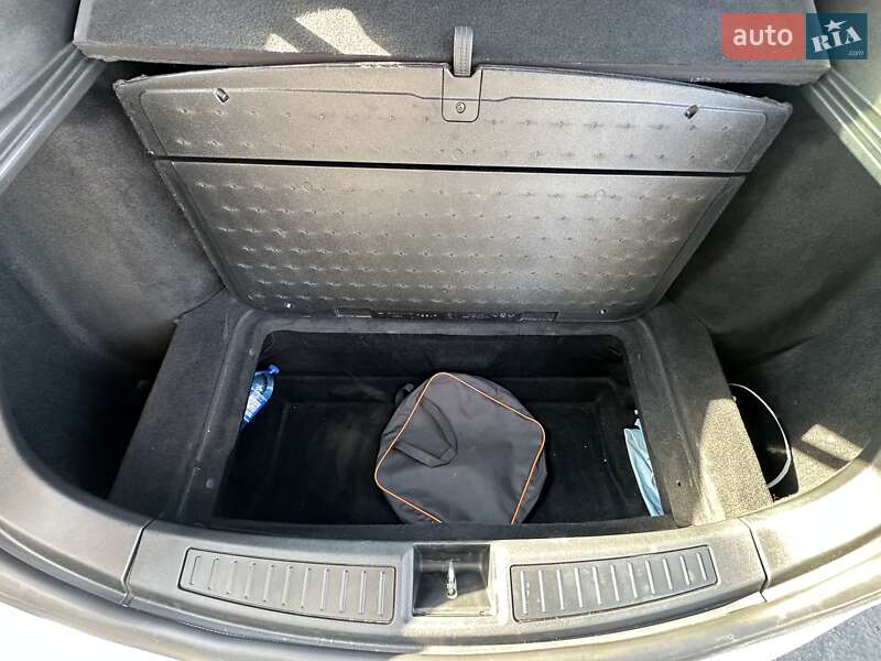 Ліфтбек Tesla Model S 2016 в Тернополі
