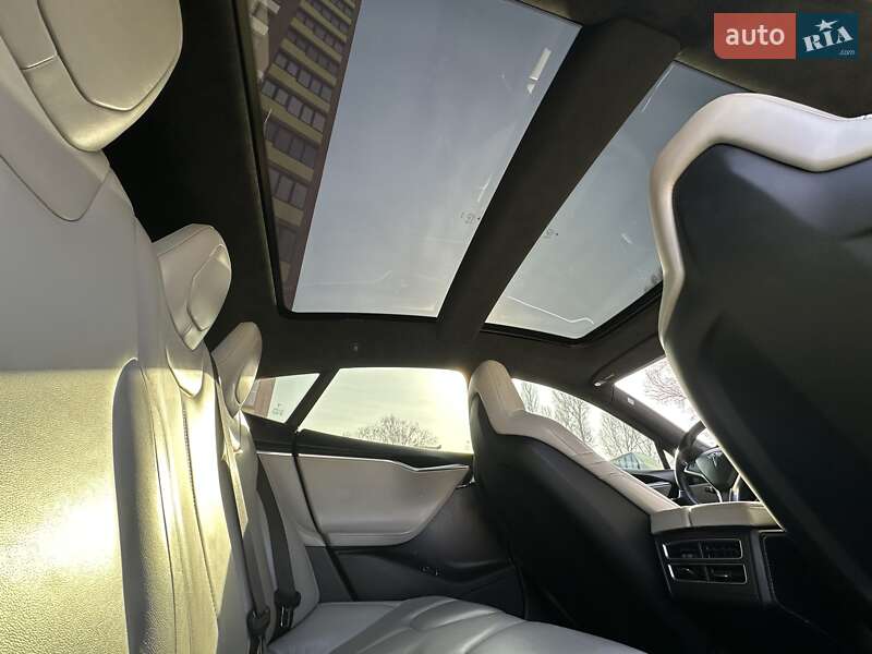 Ліфтбек Tesla Model S 2016 в Тернополі