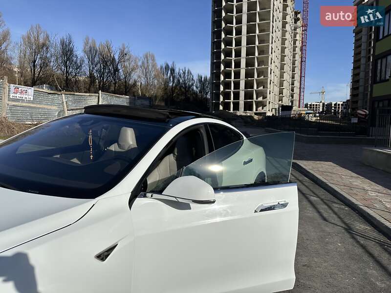 Ліфтбек Tesla Model S 2016 в Тернополі