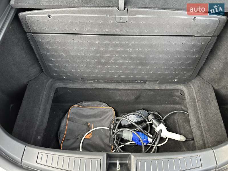 Ліфтбек Tesla Model S 2016 в Тернополі