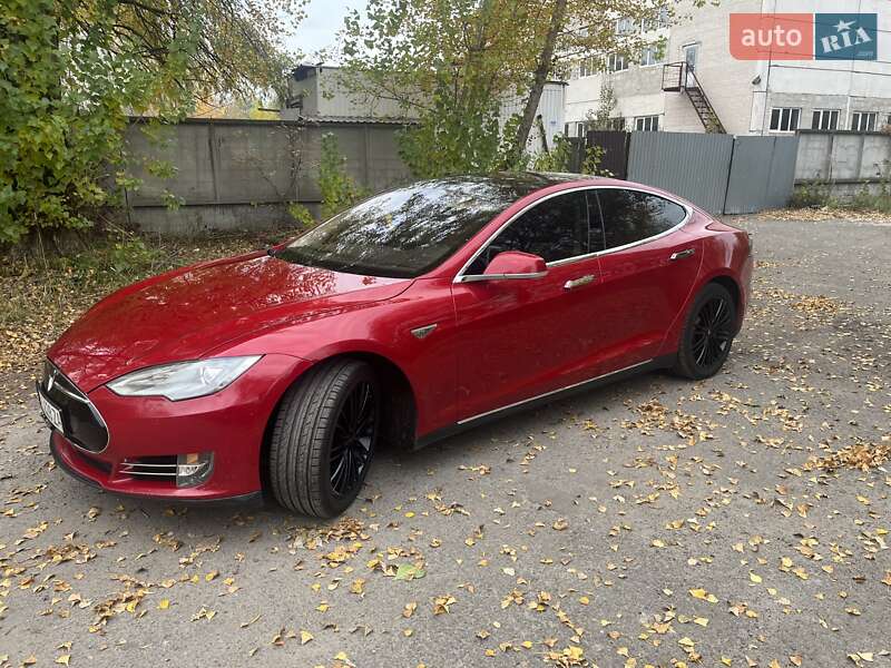 Лифтбек Tesla Model S 2015 в Киеве