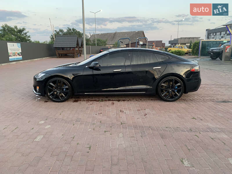 Ліфтбек Tesla Model S 2017 в Сарнах
