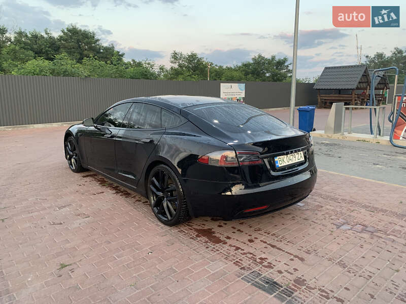 Ліфтбек Tesla Model S 2017 в Сарнах