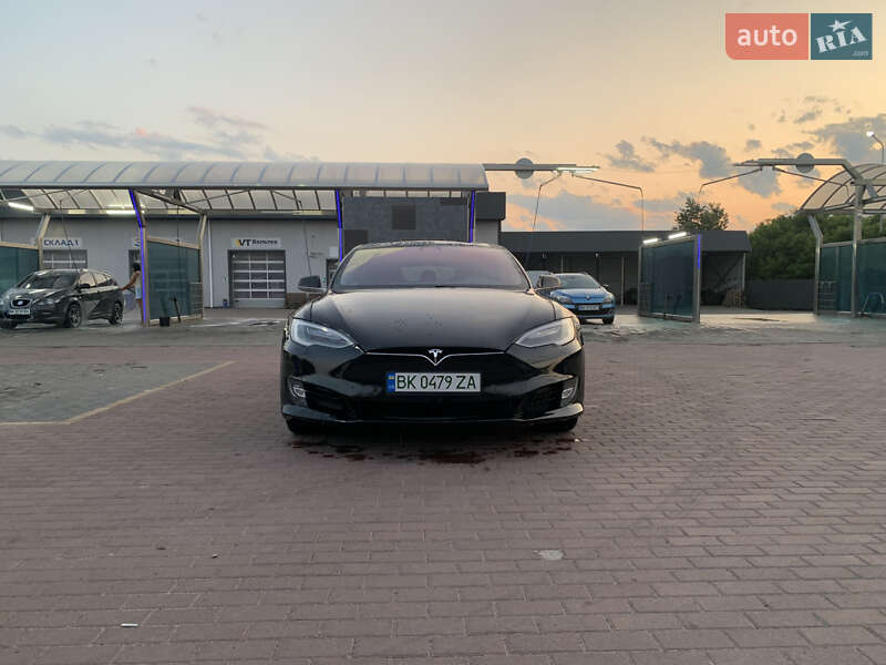 Ліфтбек Tesla Model S 2017 в Сарнах