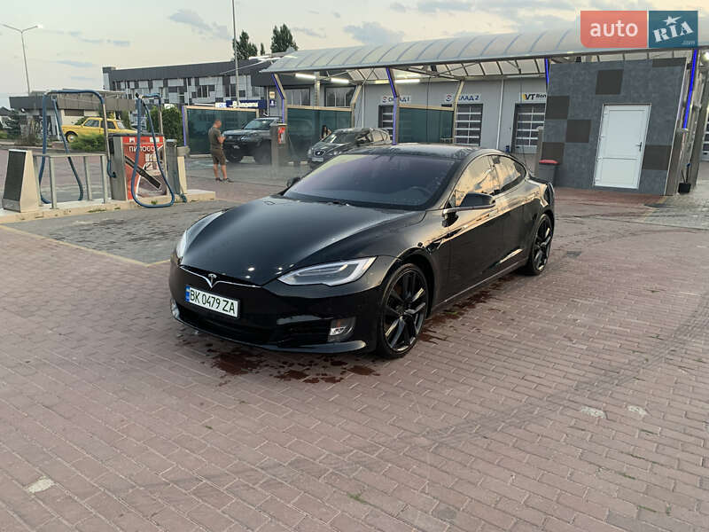 Ліфтбек Tesla Model S 2017 в Сарнах