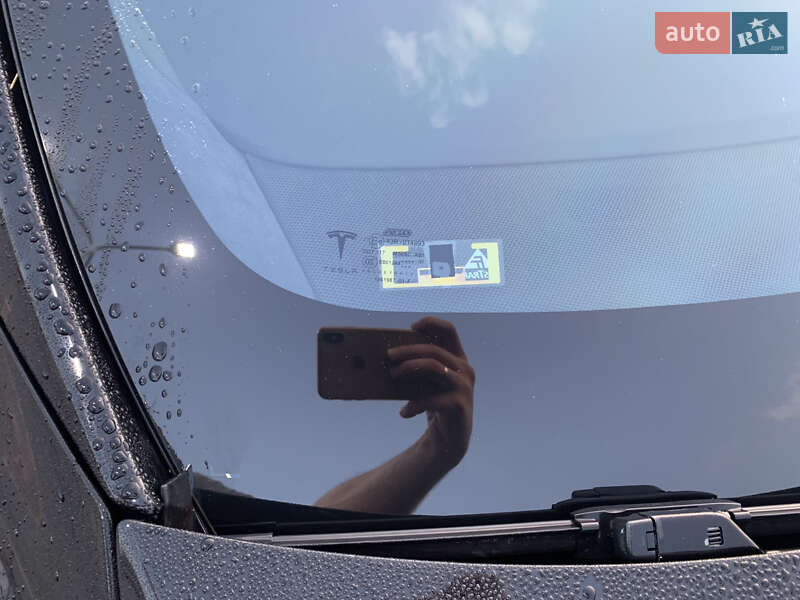 Ліфтбек Tesla Model S 2017 в Сарнах