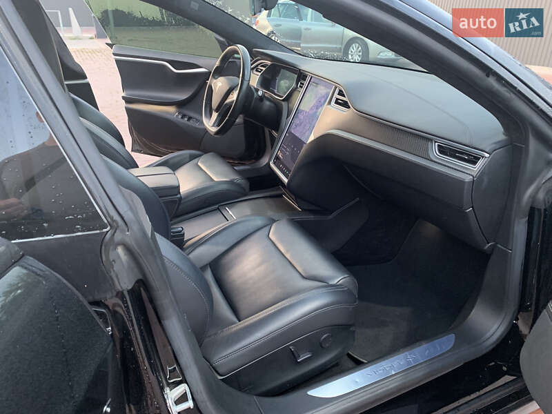 Ліфтбек Tesla Model S 2017 в Сарнах