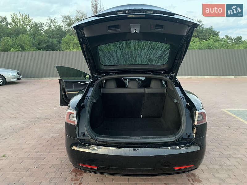 Ліфтбек Tesla Model S 2017 в Сарнах