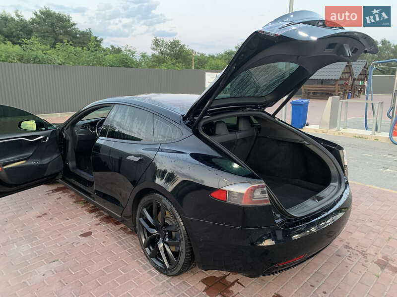 Ліфтбек Tesla Model S 2017 в Сарнах