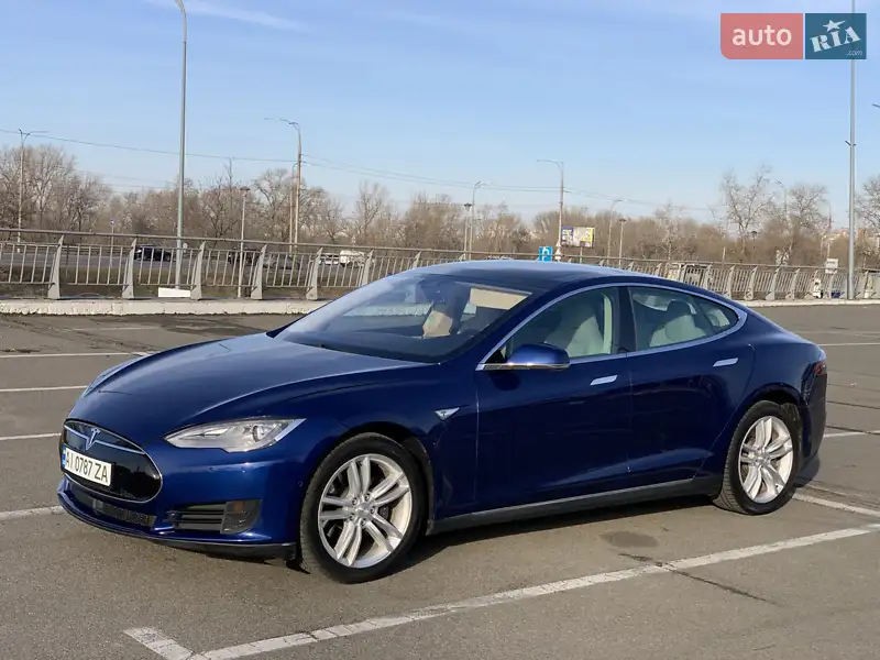 Tesla Model S 2015