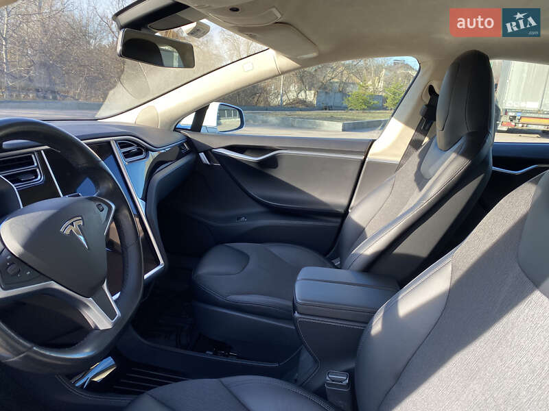 Лифтбек Tesla Model S 2016 в Житомире