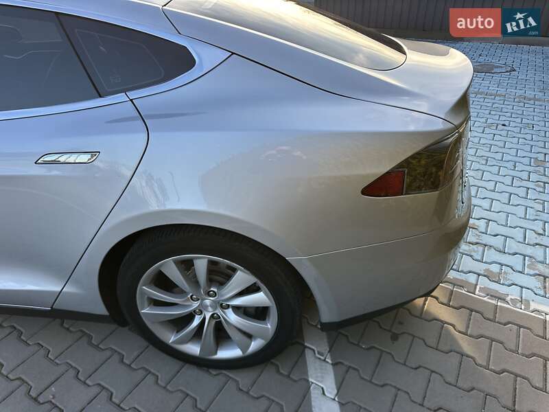 Ліфтбек Tesla Model S 2014 в Києві