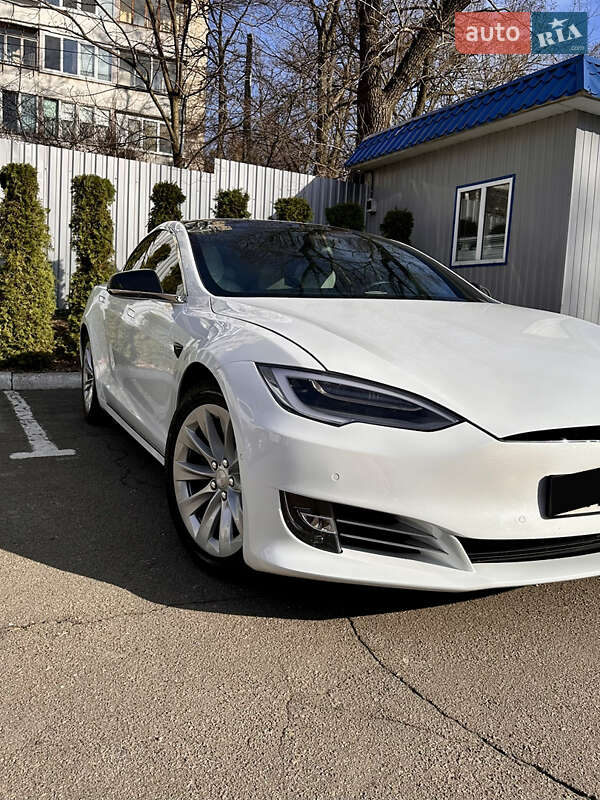 Лифтбек Tesla Model S 2018 в Киеве
