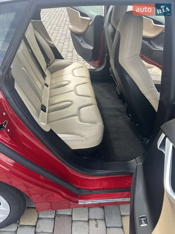 Лифтбек Tesla Model S 2016 в Черновцах