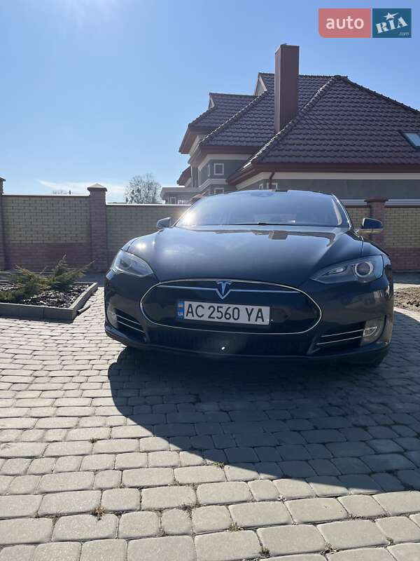 Лифтбек Tesla Model S 2015 в 