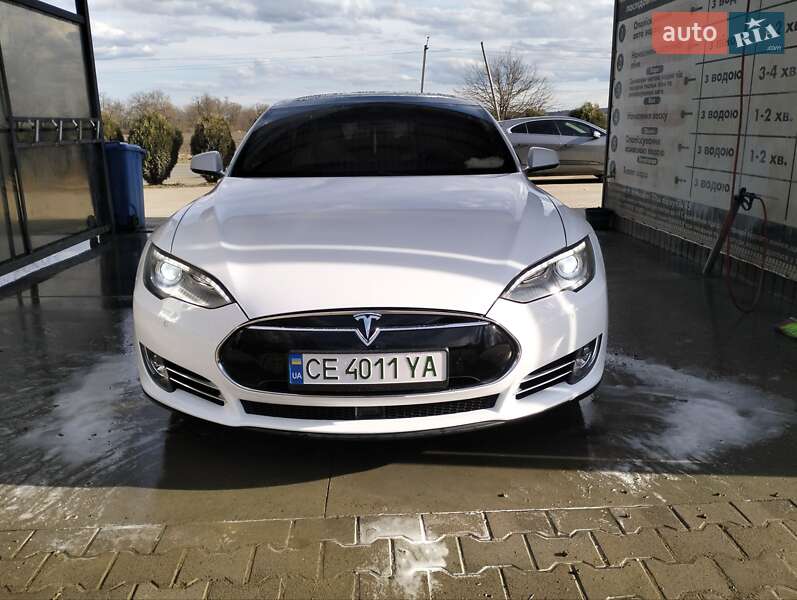 Ліфтбек Tesla Model S 2016 в Чернівцях