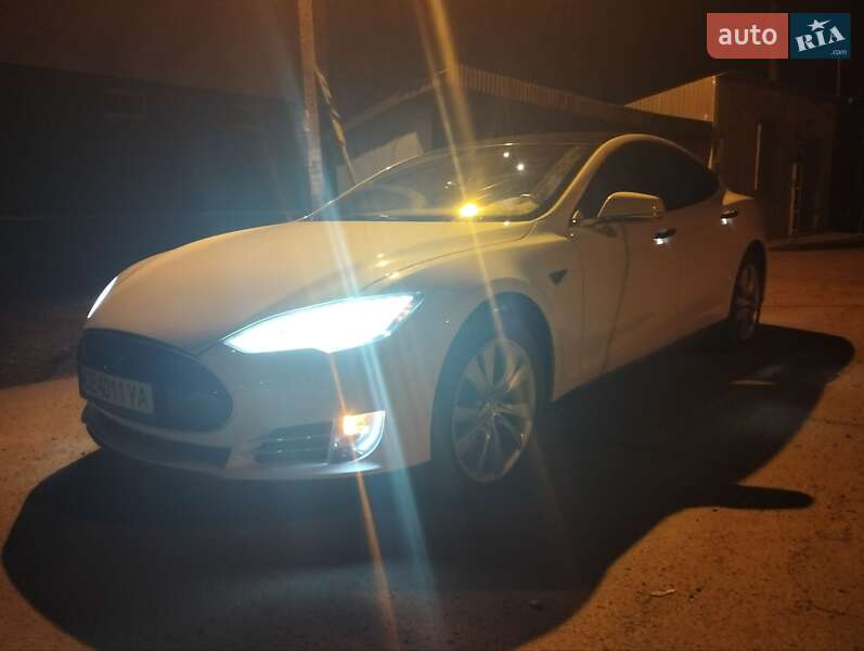 Ліфтбек Tesla Model S 2016 в Чернівцях