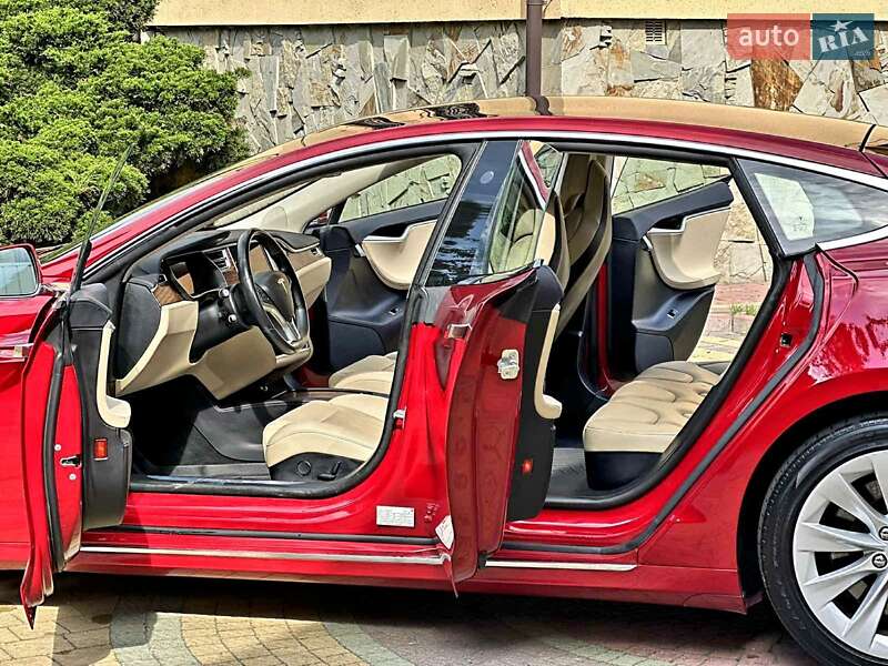 Ліфтбек Tesla Model S 2017 в Львові