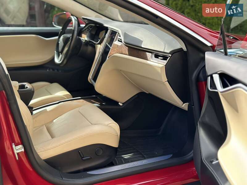 Ліфтбек Tesla Model S 2017 в Львові