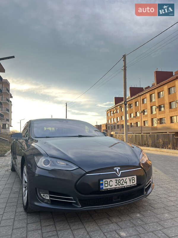Ліфтбек Tesla Model S 2015 в Львові