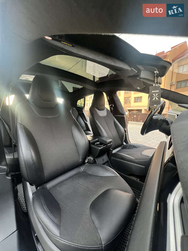 Ліфтбек Tesla Model S 2015 в Львові